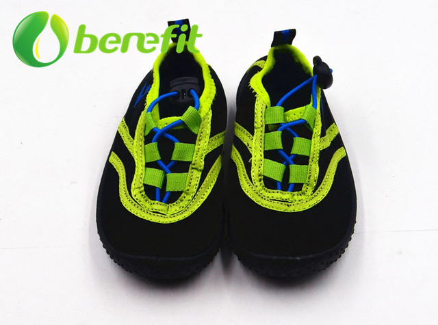 Kids Water Shoes in Sport Style with Canvas And Elastic Upper And PVC Sole
