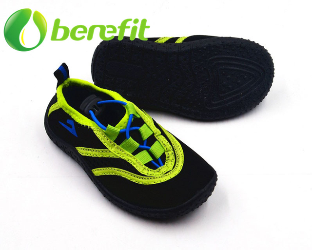 Kids Water Shoes in Sport Style with Canvas And Elastic Upper And PVC Sole
